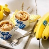 Rouleau à la cannelle et à la banane Chiquita dans un mug
